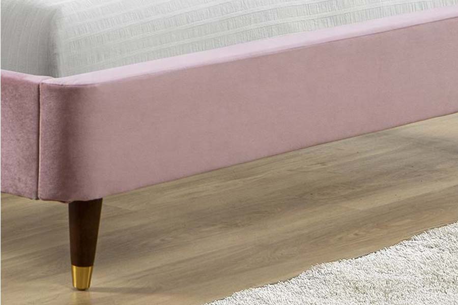 1598 Ahşap Panel Döşemeli Yataklı Pembe Kadife Kumaş